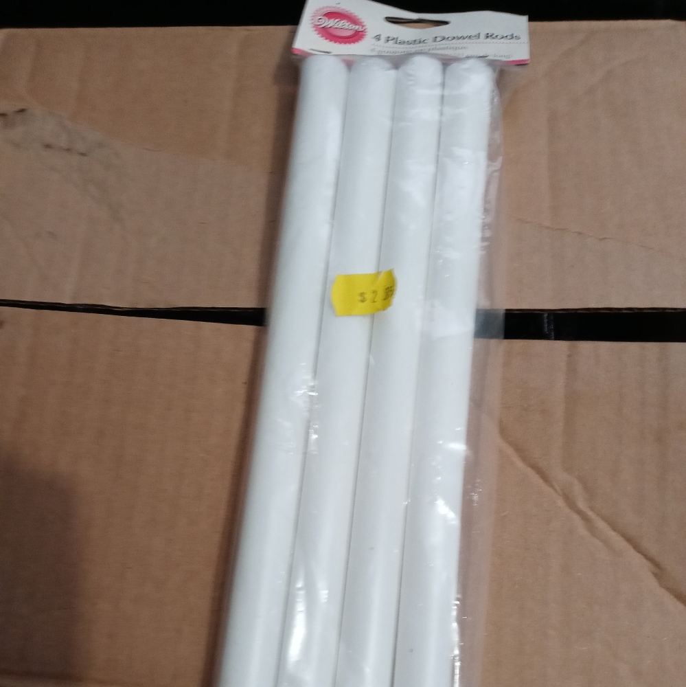 2 hidden pillars and 1 plástico dowel rods